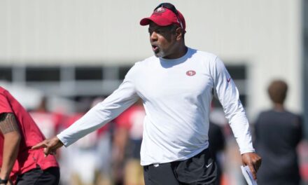 El DC de los 49ers, Steve Wilks, se mueve del stand al campo en medio de luchas