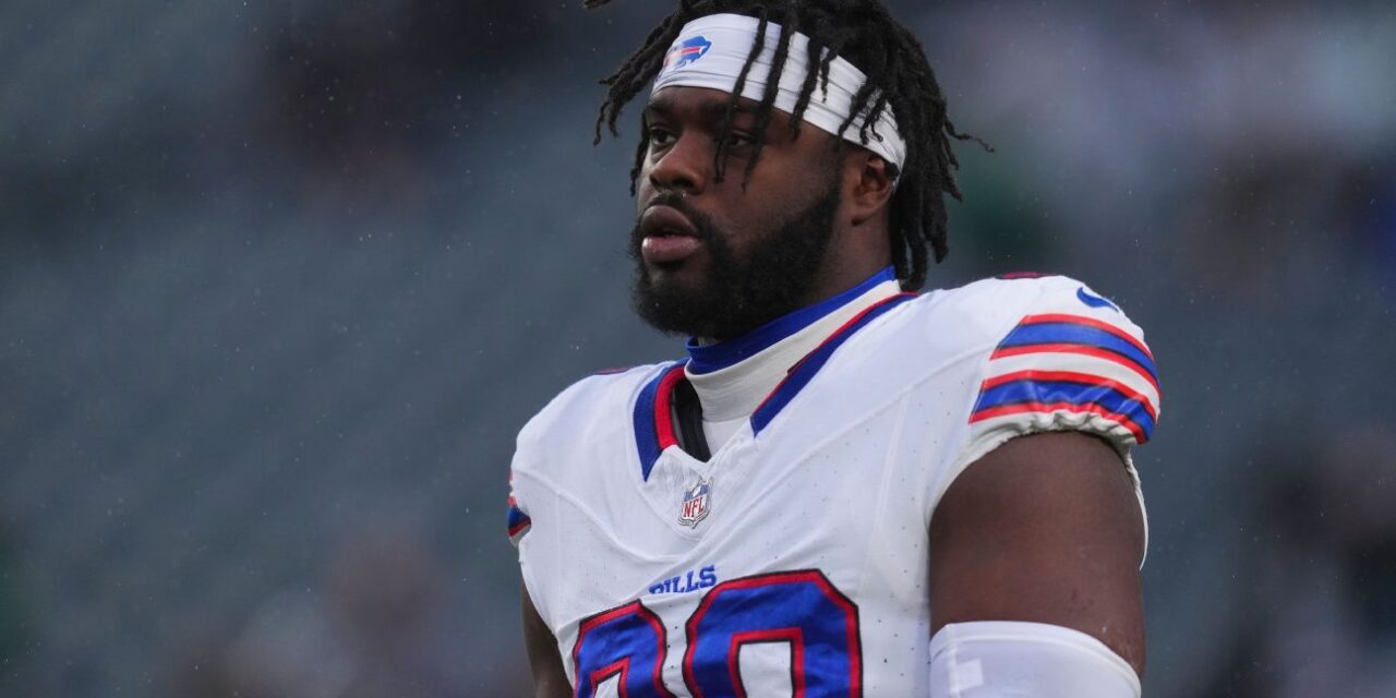 El DE de los Bills, Shaq Lawson, confronta y parece empujar a un fanático de los Eagles
