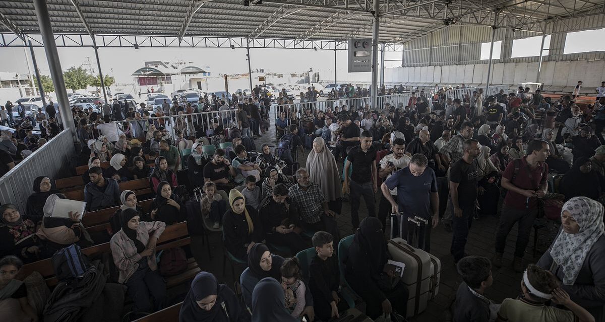 El Gobierno negocia la evacuación de Gaza de hasta 170 ciudadanos tras la salida de un segundo español |  internacional