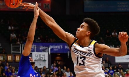 El No. 4 Marquette vence al No. 1 Kansas en el choque del Maui Invitational