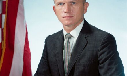 El administrador de la NASA honra la vida del astronauta del Apolo Frank Borman
