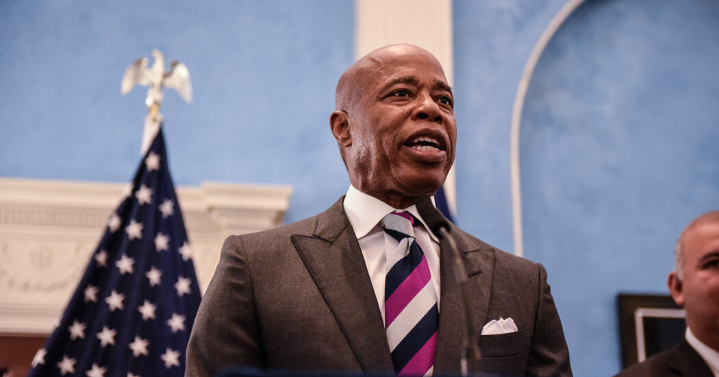 El alcalde Eric Adams dice que la ciudad de Nueva York recortará los presupuestos para la policía, las bibliotecas y las escuelas