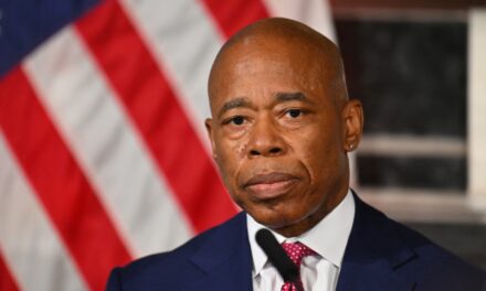 El alcalde de la ciudad de Nueva York, Eric Adams, acusado de agresión sexual en 1993 en una presentación legal