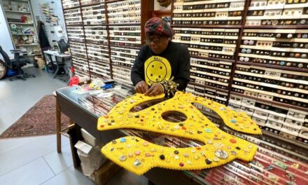 El artista Beau McCall usa botones para sus creaciones únicas