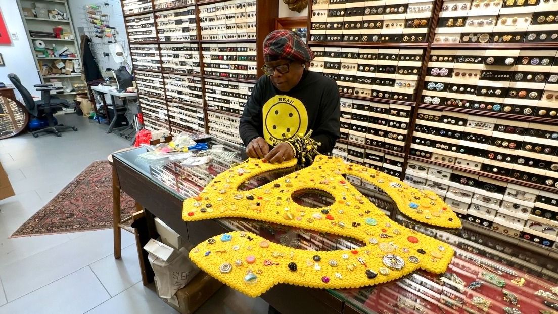 El artista Beau McCall usa botones para sus creaciones únicas