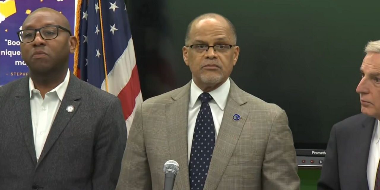 El canciller de escuelas analiza el caos en la escuela de Queens