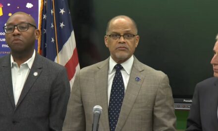 El canciller de escuelas analiza el caos en la escuela de Queens