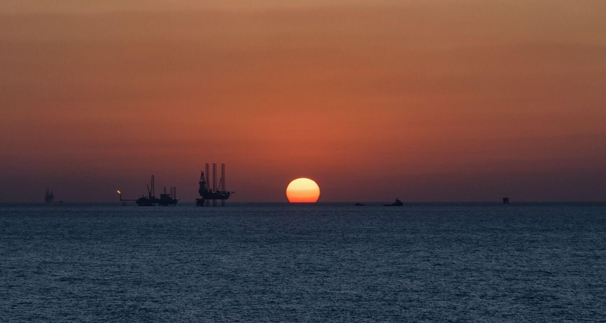 El cártel petrolero recorta una vez más los bombeos para frenar en seco la caída de precios |  Economía