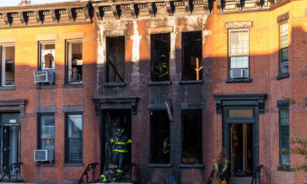 El comisionado del FDNY culpa a los gigantes del comercio electrónico por los mortales incendios de baterías