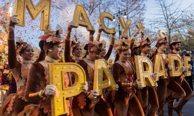 El desfile del Día de Acción de Gracias continúa a pesar del boicot contra los artistas no binarios