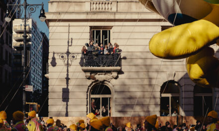 El desfile del Día de Acción de Gracias de Macy’s atrae protestas y espectadores