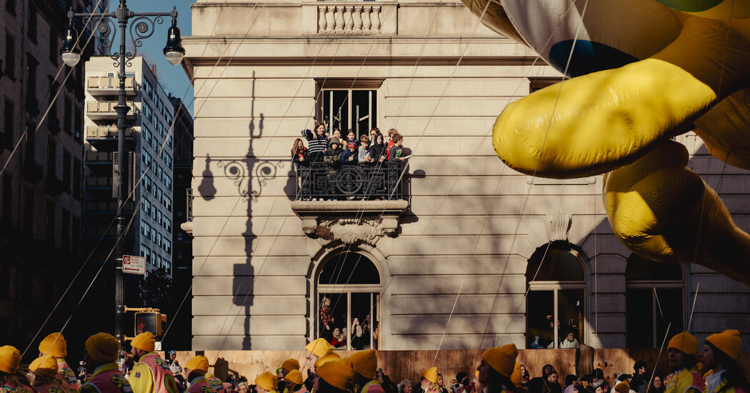 El desfile del Día de Acción de Gracias de Macy’s atrae protestas y espectadores