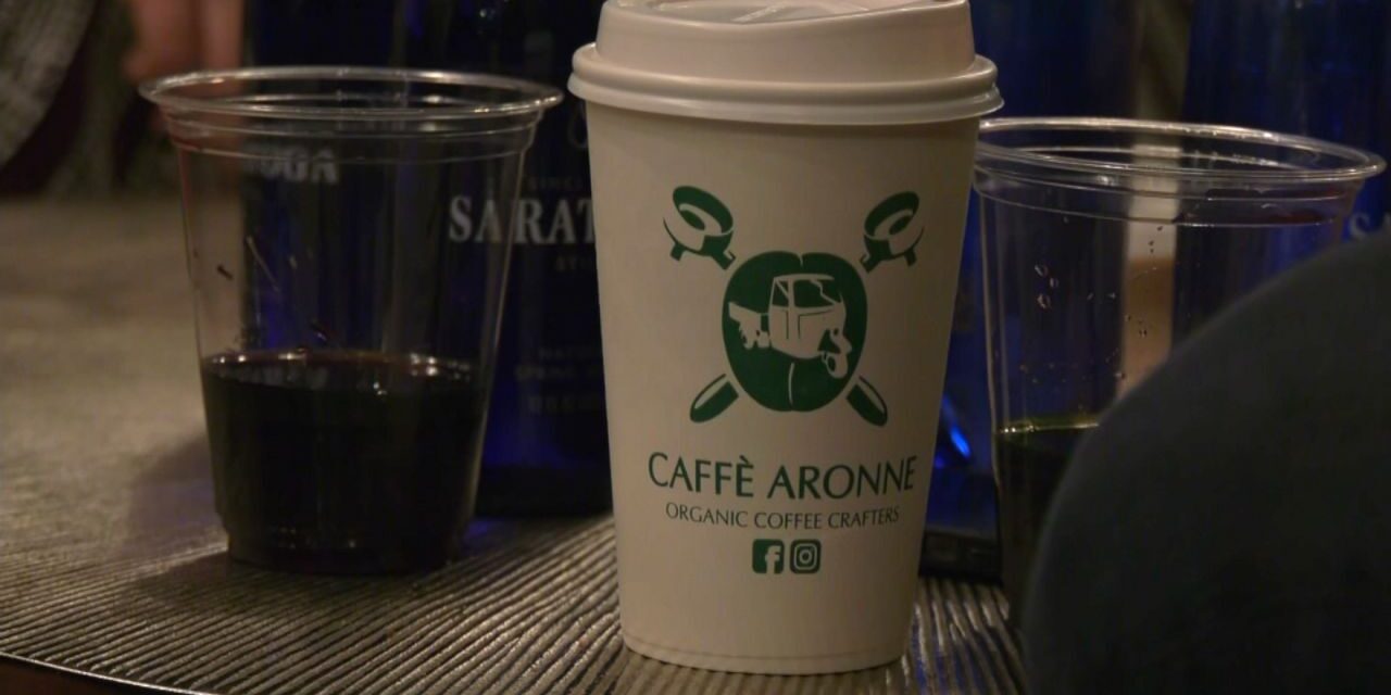 El dueño de un café de la ciudad dice que los empleados renunciaron por su apoyo a Israel