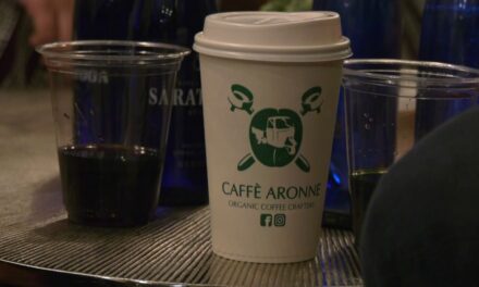 El dueño de un café de la ciudad dice que los empleados renunciaron por su apoyo a Israel