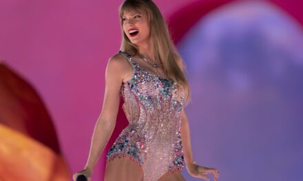 El efusivo e inesperado beso de Taylor Swift a Travis Kelce en su último concierto en Argentina |  S Moda: Revista de moda, belleza, tendencias y famosos