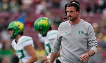 El entrenador de Oregon, Dan Lanning, dice que no hay posibilidades de que deje a los Ducks