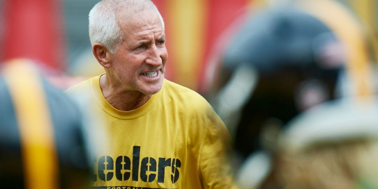 El entrenador de los Steelers ST, Danny Smith, se rompió el manguito rotador en un golpe en la banda