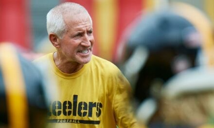 El entrenador de los Steelers ST, Danny Smith, se rompió el manguito rotador en un golpe en la banda