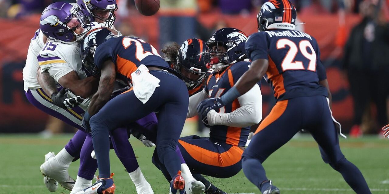El entrenador de los Vikings cuestiona el golpe de Kareem Jackson a Josh Dobbs