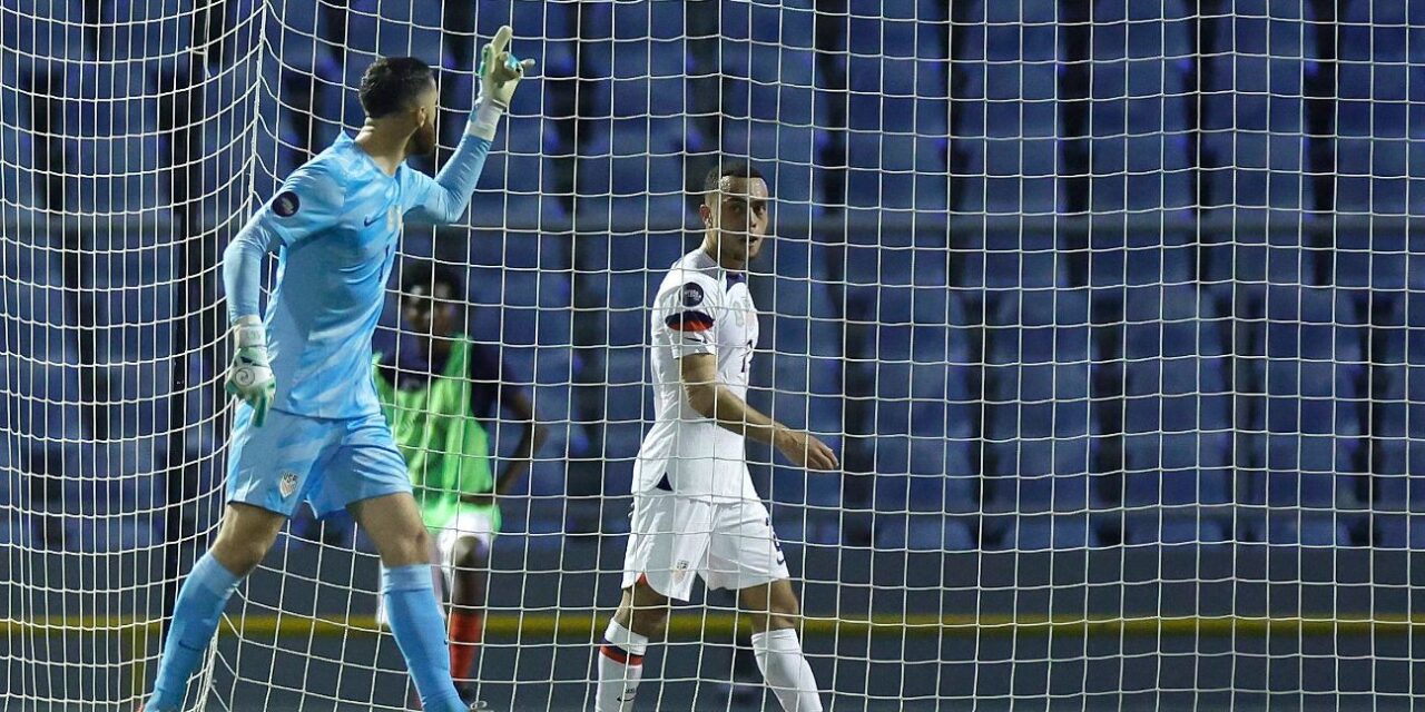 El entrenador del USMNT, Berhalter, califica la tarjeta roja de Dest como un "error tonto"