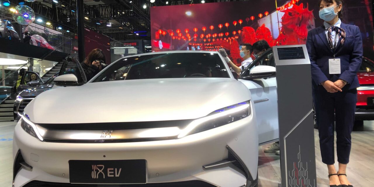Tesla ahora tiene un claro competidor de vehículos eléctricos en China.  ¿Qué sigue para BYD?