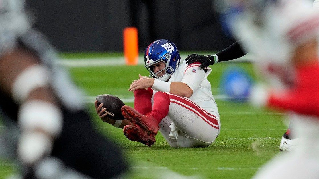 El mariscal de campo de los Giants, Daniel Jones, se somete a una cirugía del ligamento cruzado anterior de la rodilla derecha