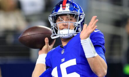El mariscal de campo de los Giants, Tommy DeVito, organiza la firma de autógrafos de Nueva Jersey