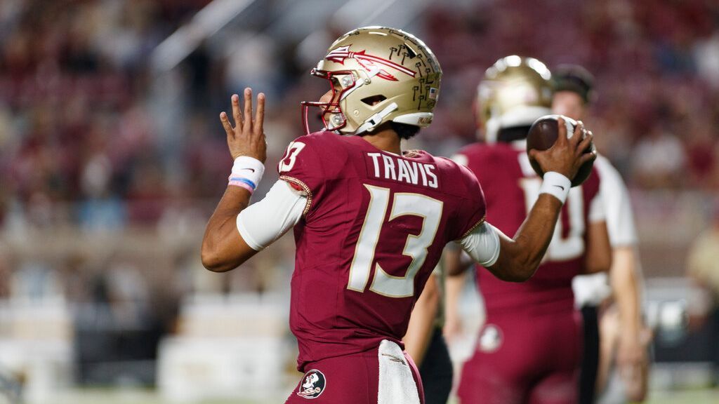 El mariscal de campo del estado de Florida, Jordan Travis, fue expulsado después de una lesión en la pierna