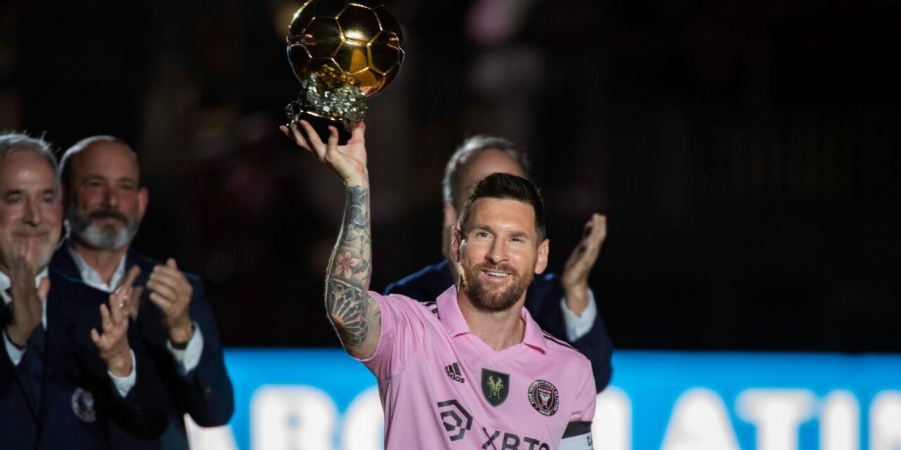 El octavo Balón de Oro de Lionel Messi celebrado por el Inter de Miami en un partido de exhibición