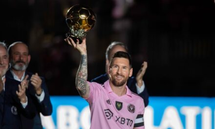El octavo Balón de Oro de Lionel Messi celebrado por el Inter de Miami en un partido de exhibición