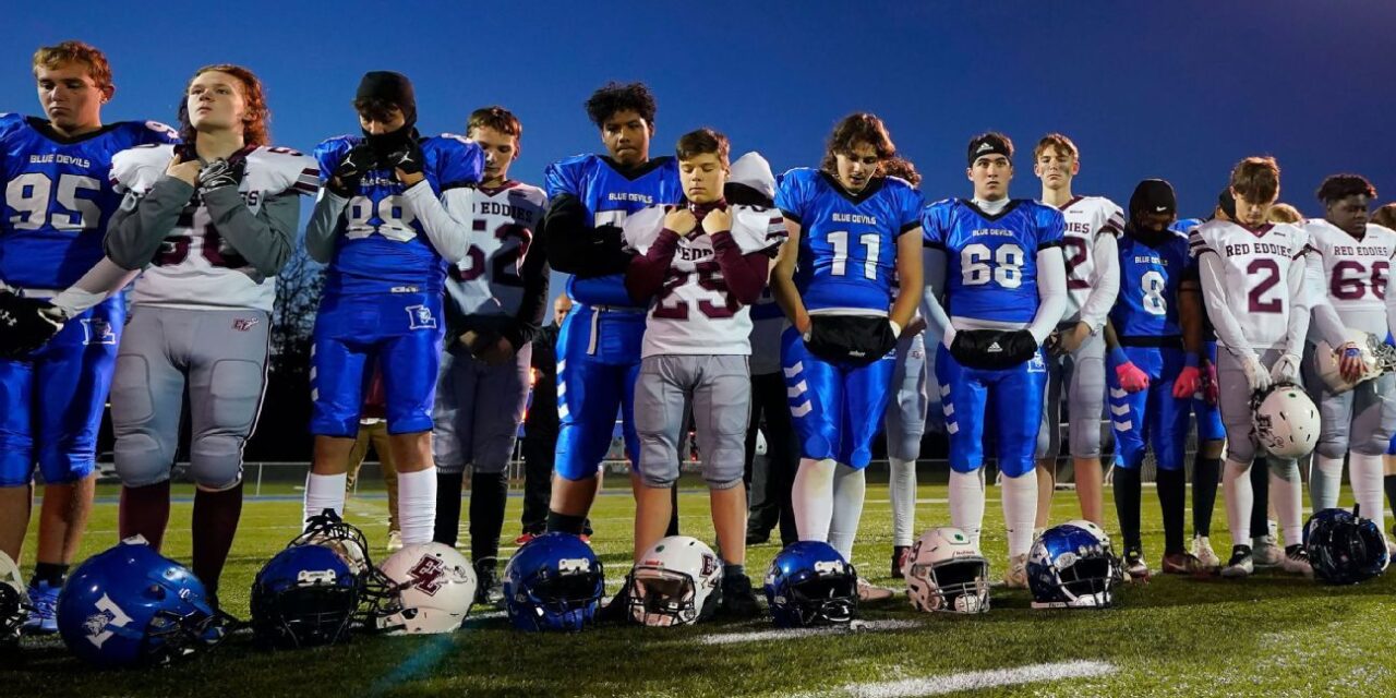 El partido de rivalidad de fútbol americano de la escuela secundaria en Maine se jugó una semana después del tiroteo masivo