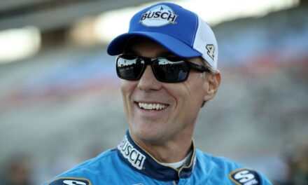 El piloto retirado de NASCAR Kevin Harvick compra la propiedad de 'Ricky Bobby'