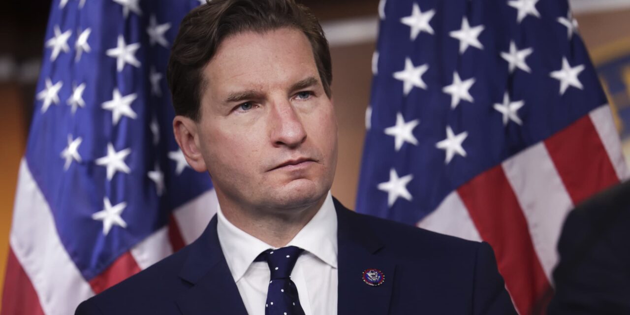 El representante Dean Phillips, demócrata que desafía a Biden, no se presentará a la reelección