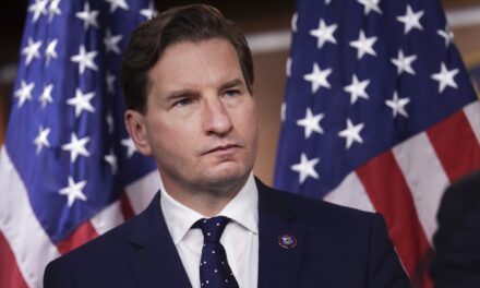 El representante Dean Phillips, demócrata que desafía a Biden, no se presentará a la reelección