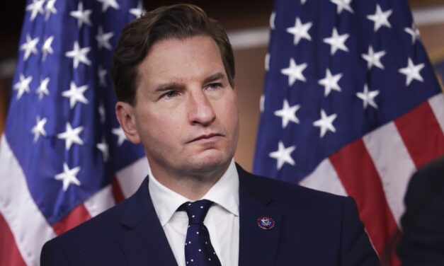 El representante Dean Phillips, demócrata que desafía a Biden, no se presentará a la reelección