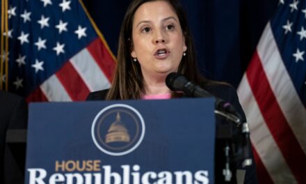 El representante republicano Stefanik presenta una denuncia de ética