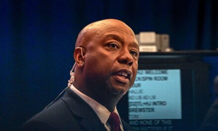 El senador de Carolina del Sur Tim Scott suspende la campaña presidencial republicana