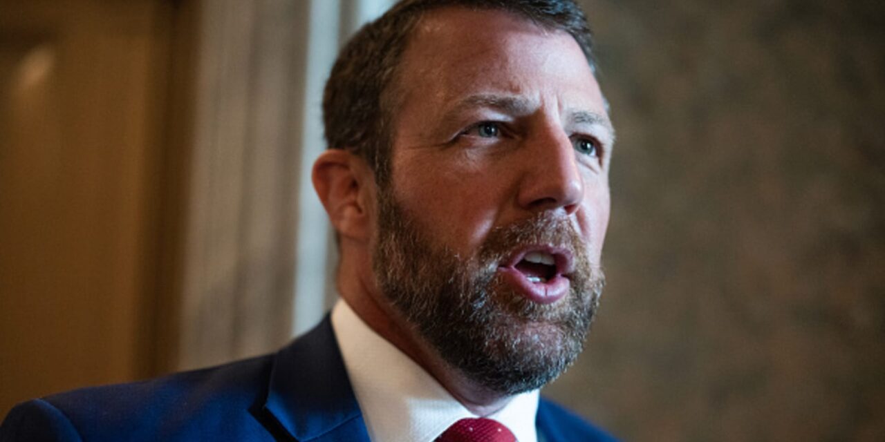 El senador republicano Mullin desafía al jefe de los Teamsters a luchar en una audiencia en el Senado