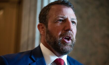 El senador republicano Mullin desafía al jefe de los Teamsters a luchar en una audiencia en el Senado