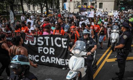 El tribunal ratifica la ley que prohíbe ciertos tipos de restricciones policiales