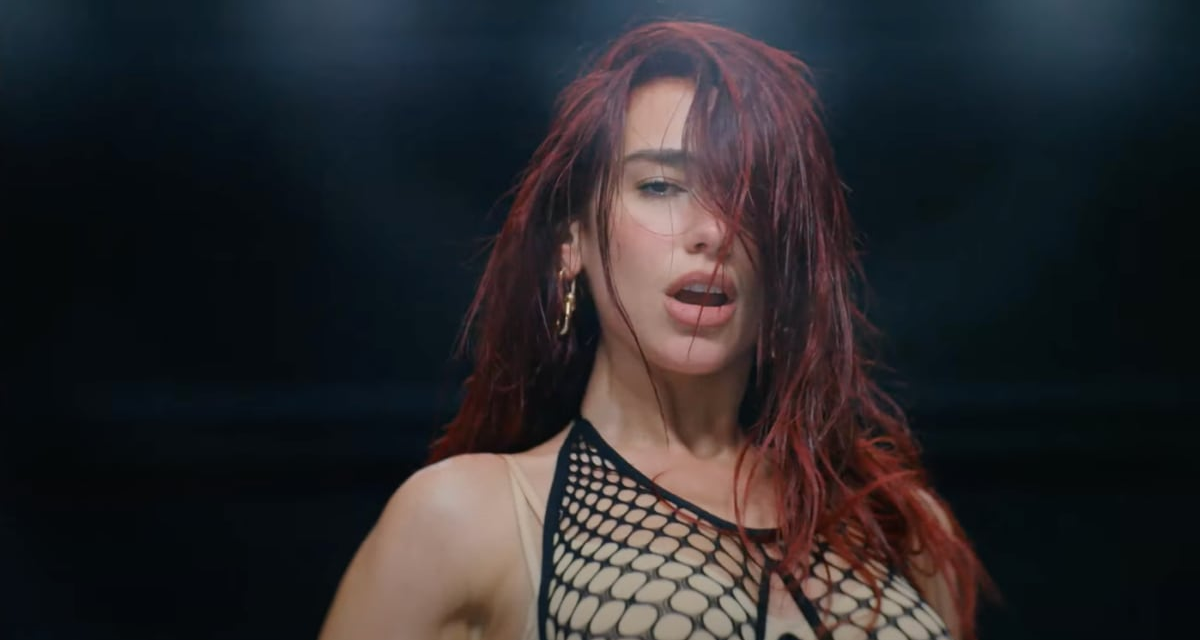 El triunfal regreso de Dua Lipa con 'Houdini': top desnudo y pantalón de chandal en un vídeo clip que homenajea a Madonna y Rosalía |  S Moda: Revista de moda, belleza, tendencias y famosos