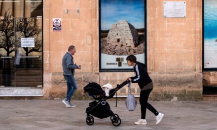 En 2022 nacieron más hijos de madres solteras que de casadas por primera vez en España |  sociedad