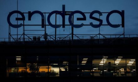 Endesa garantiza a Enel un dividendo mínimo de un euro hasta 2026 pese al golpe del laudo |  Economía