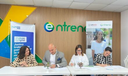 Entrena y Junior Achievement Dominicana firman acuerdo que beneficia a mujeres