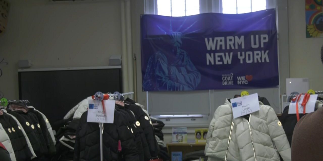 Estudiantes de East Harlem reciben abrigos de invierno como parte de una campaña