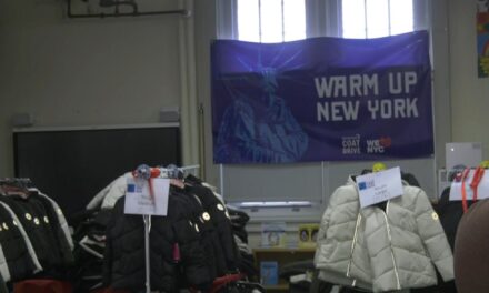 Estudiantes de East Harlem reciben abrigos de invierno como parte de una campaña