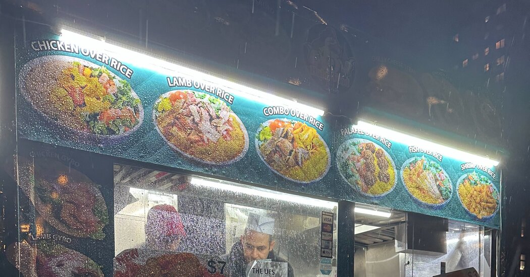 Exfuncionario del Departamento de Estado registrado acosando a vendedor de carrito de comida halal