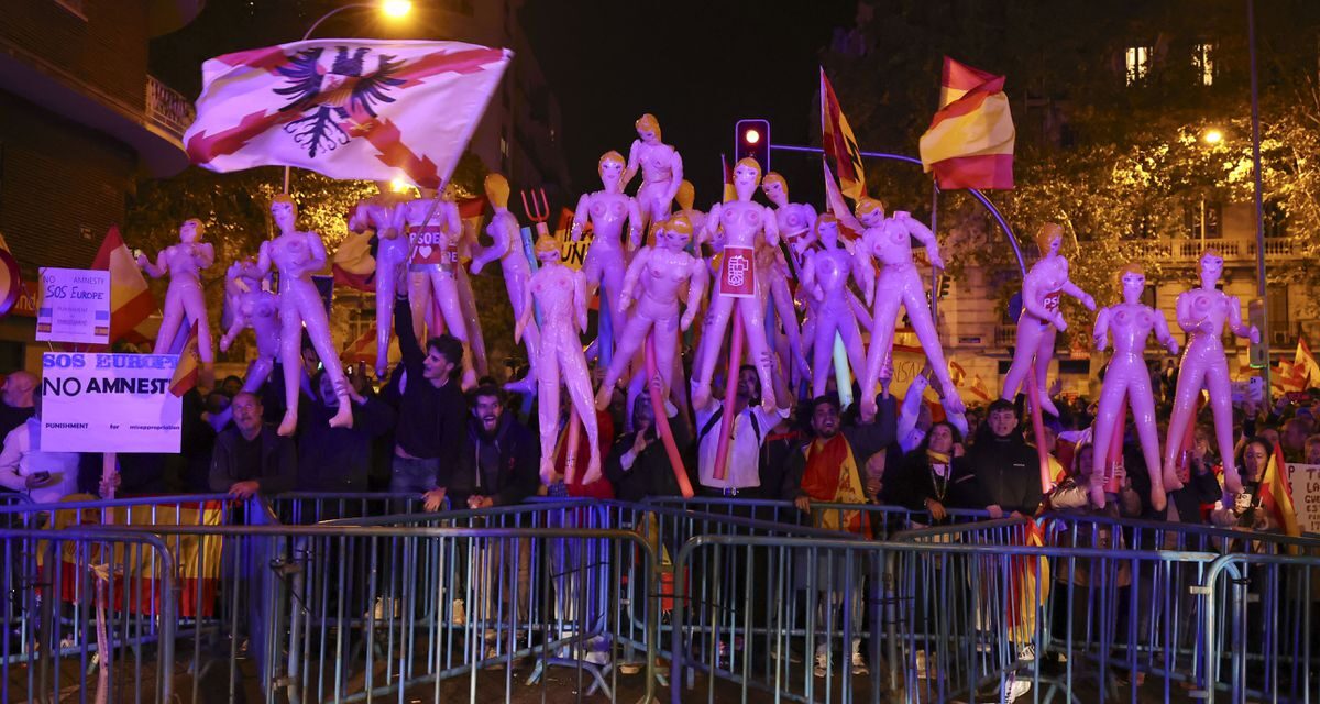 Ferraz registra la última noche de protestas antes del debate de investidura |  España
