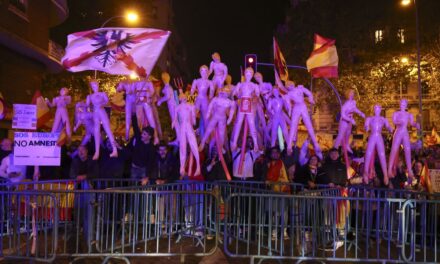 Ferraz registra la última noche de protestas antes del debate de investidura |  España