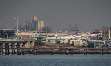 Fiscal federal busca formalmente la adquisición de Rikers Island